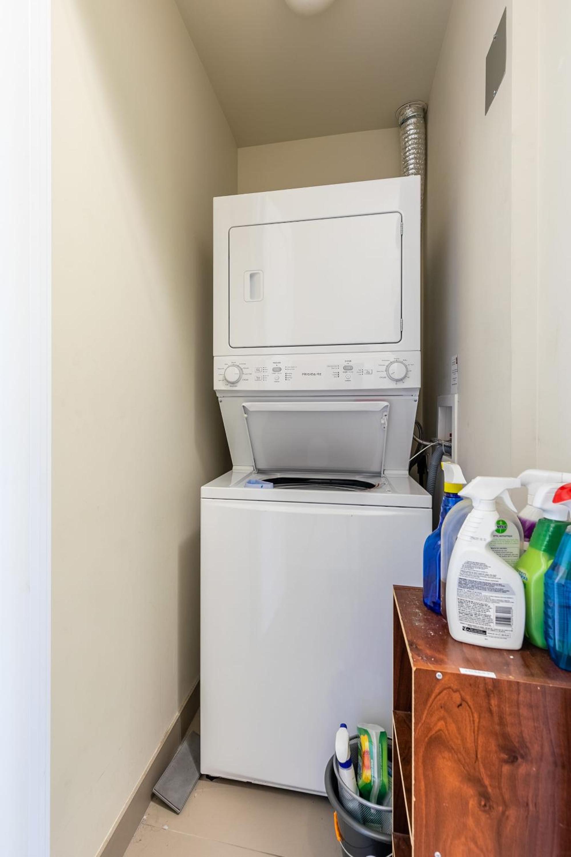 Spacious Condo w Stunning Views of Downtown