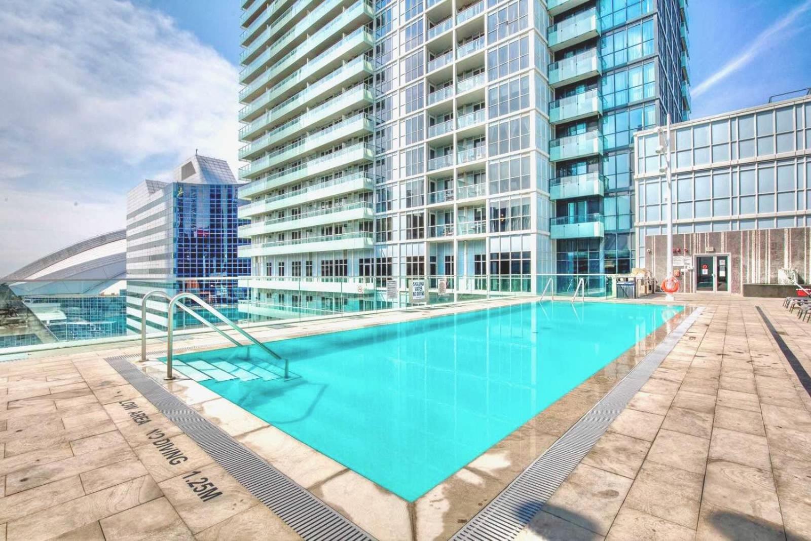 Spacious Condo w Stunning Views of Downtown