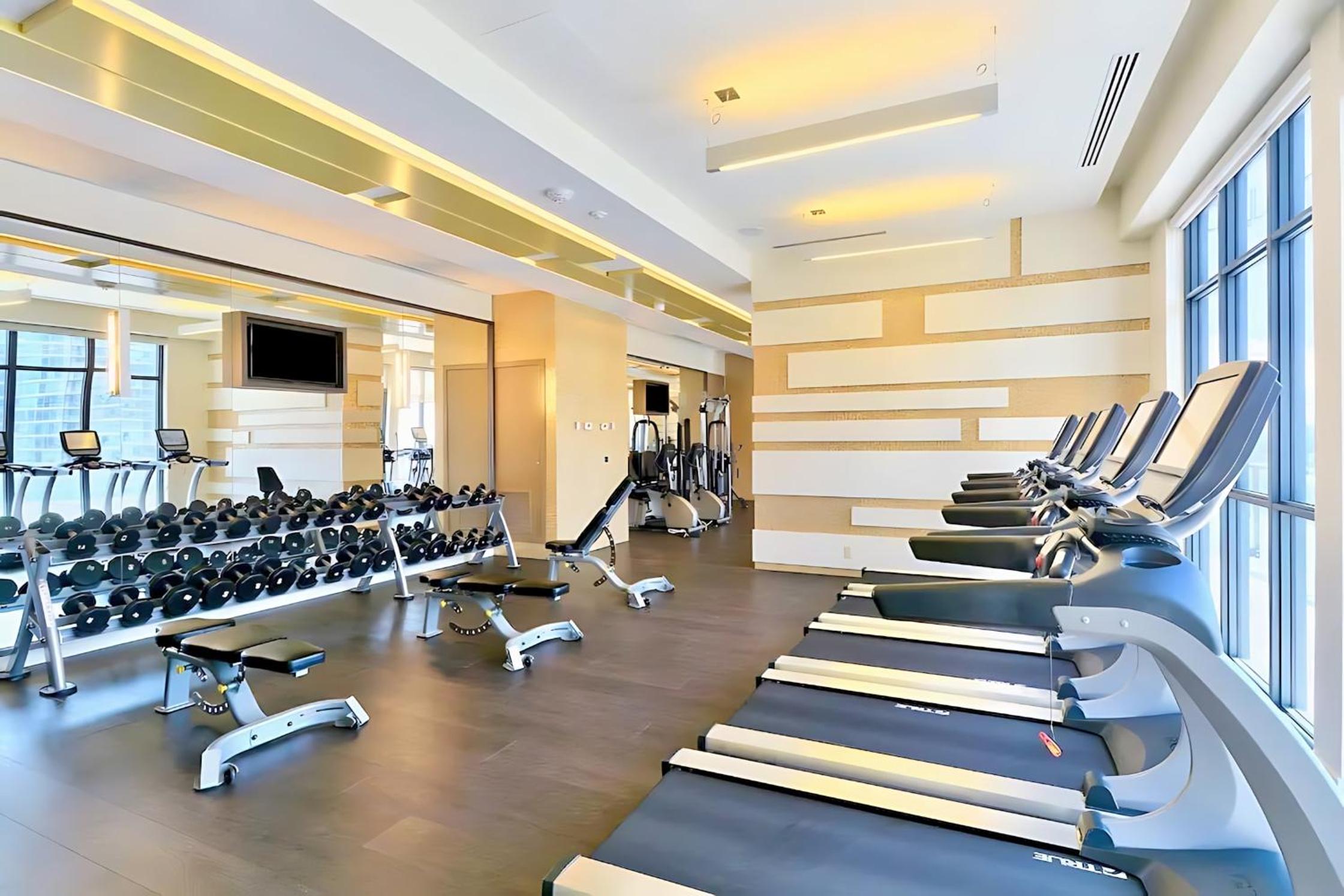 Spacious Condo w Stunning Views of Downtown