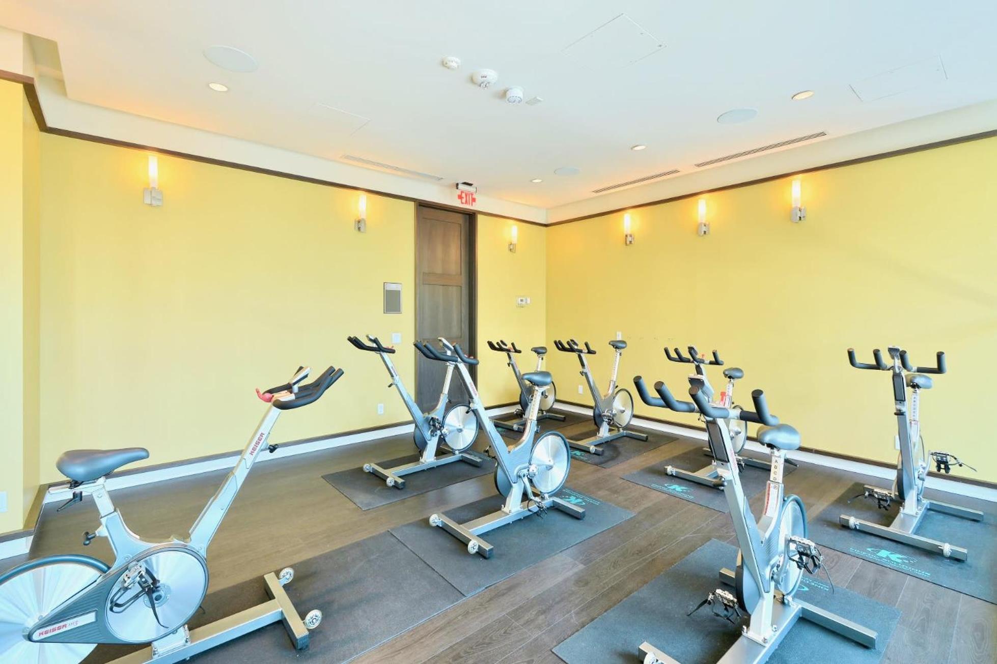Spacious Condo w Stunning Views of Downtown