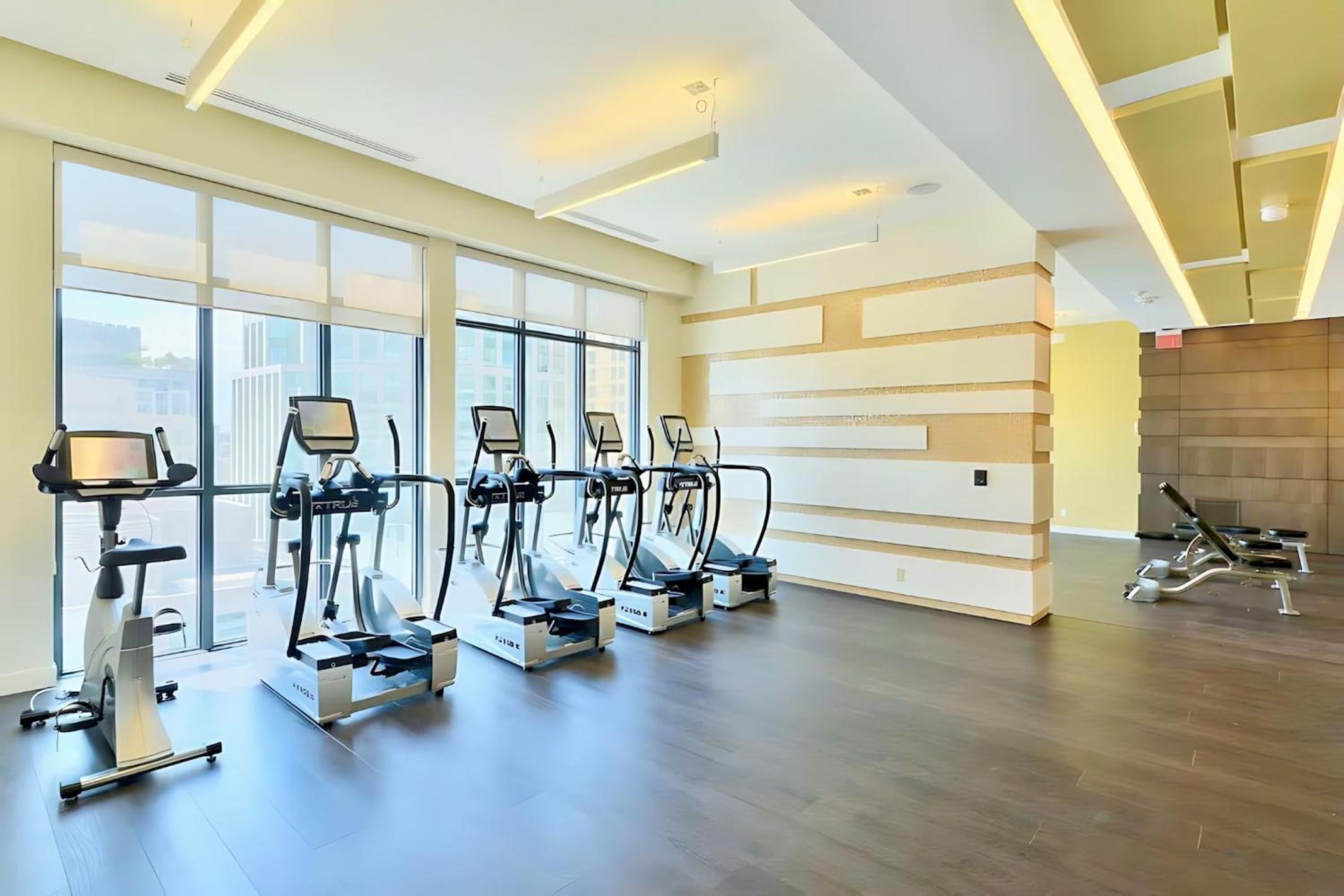 Spacious Condo w Stunning Views of Downtown