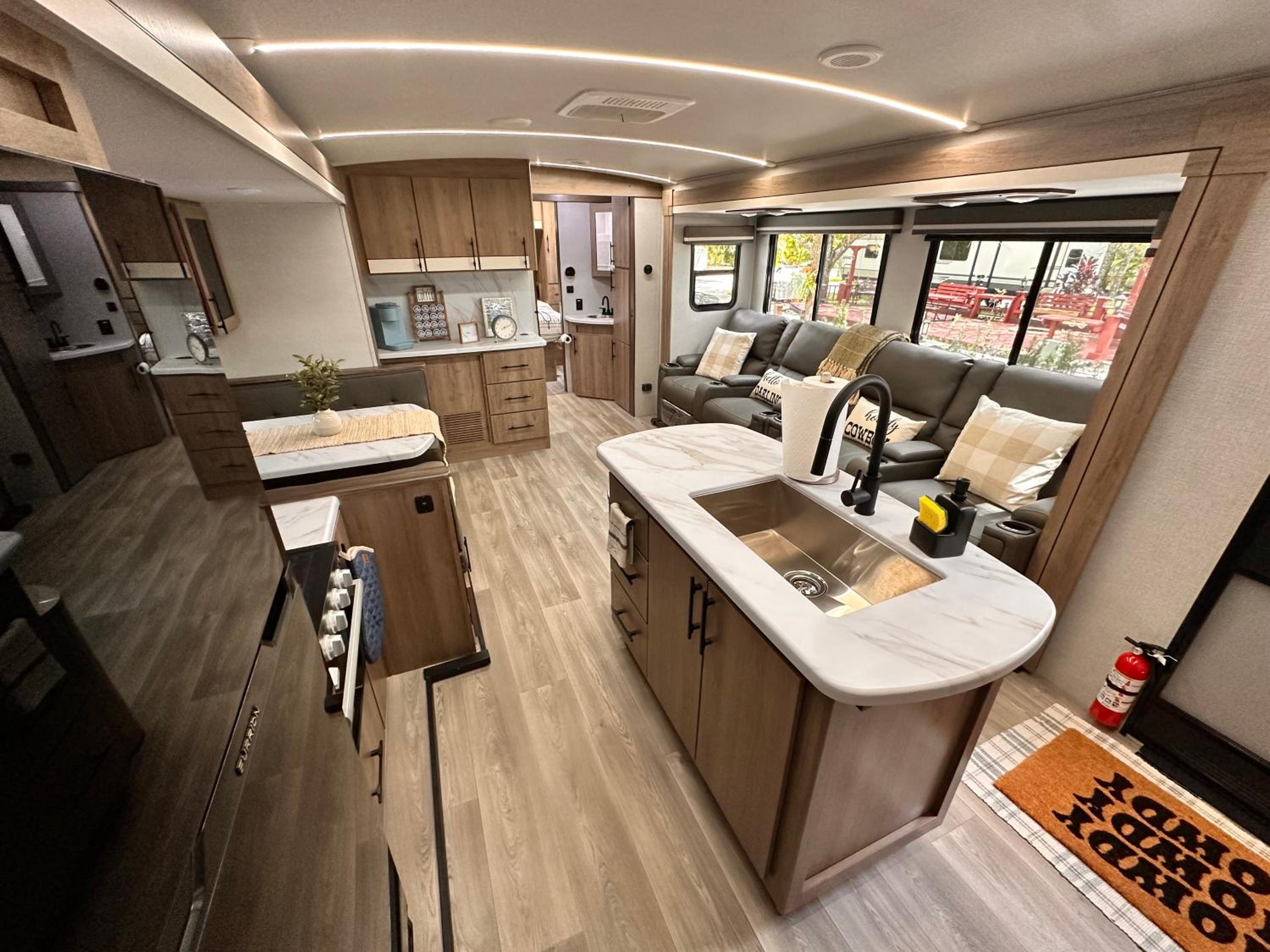 Camper RV in River Ranch - Property Image 7