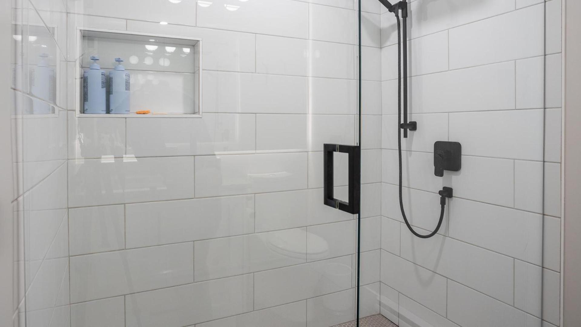 Fantastic Location Spacious 4 Bed, Village Location Shared Hot Tub