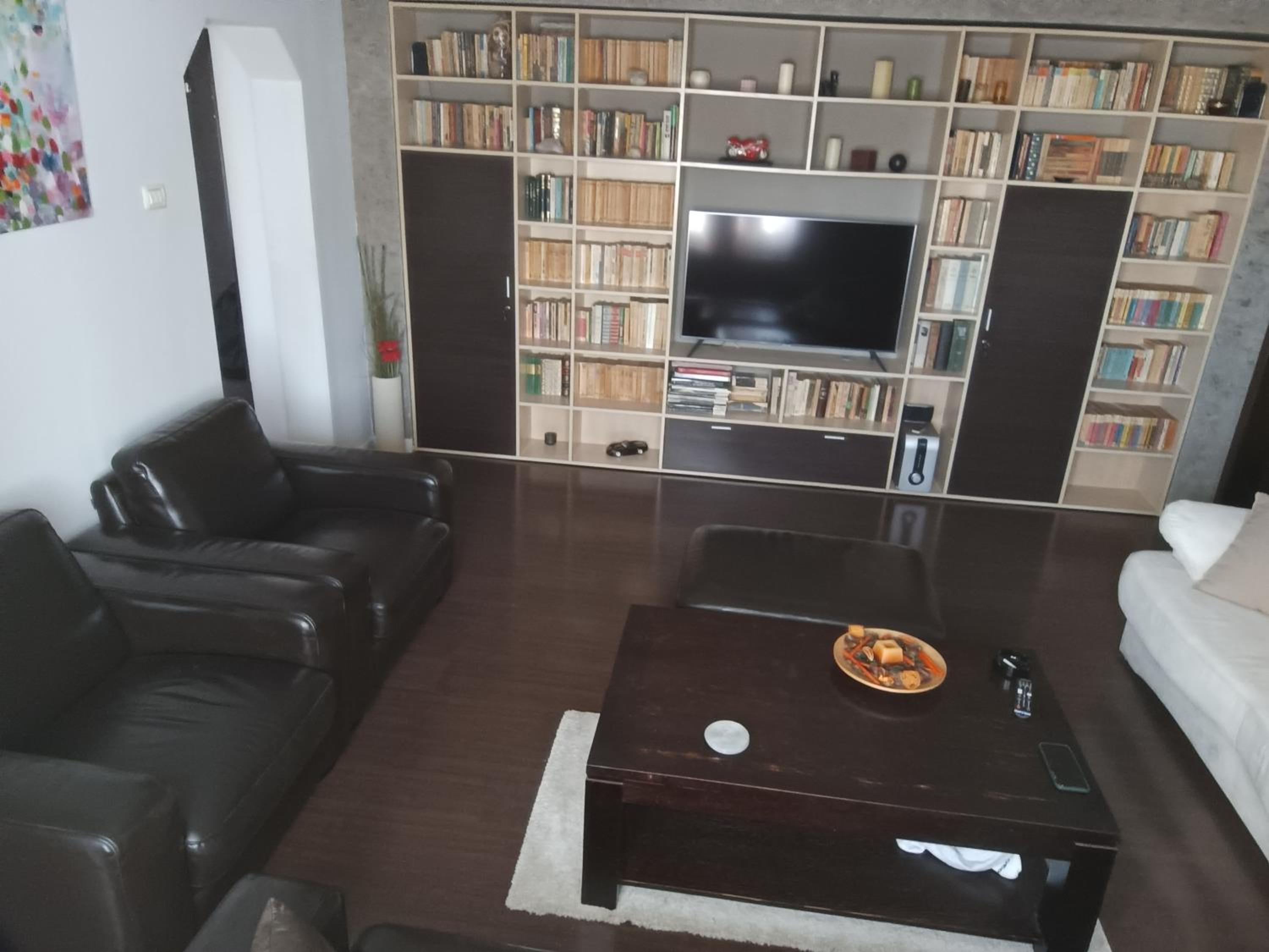 Arcom Apartments