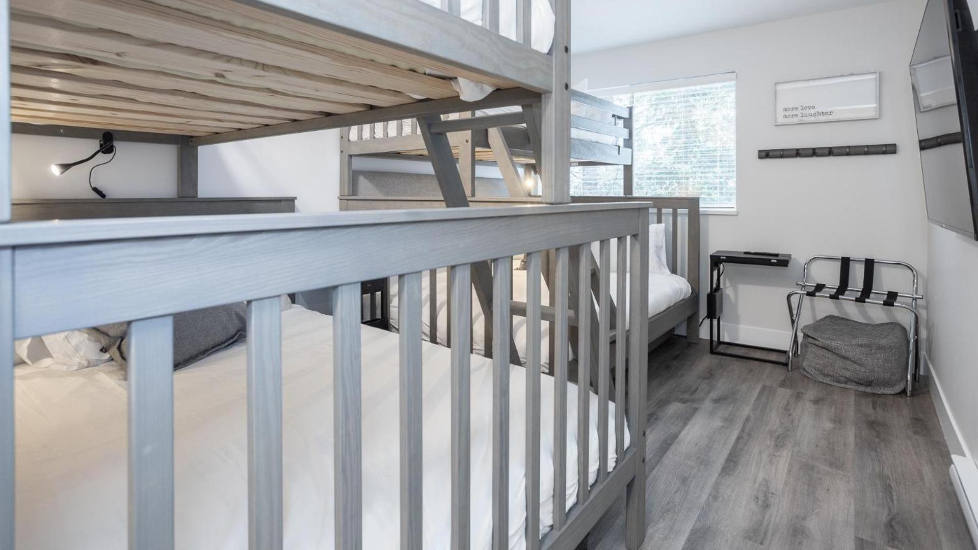 Fantastic Location Spacious 4 Bed, Village Location Shared Hot Tub