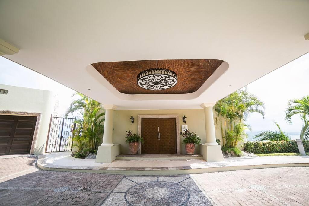 Casa Colina en Isla Navidad view 2