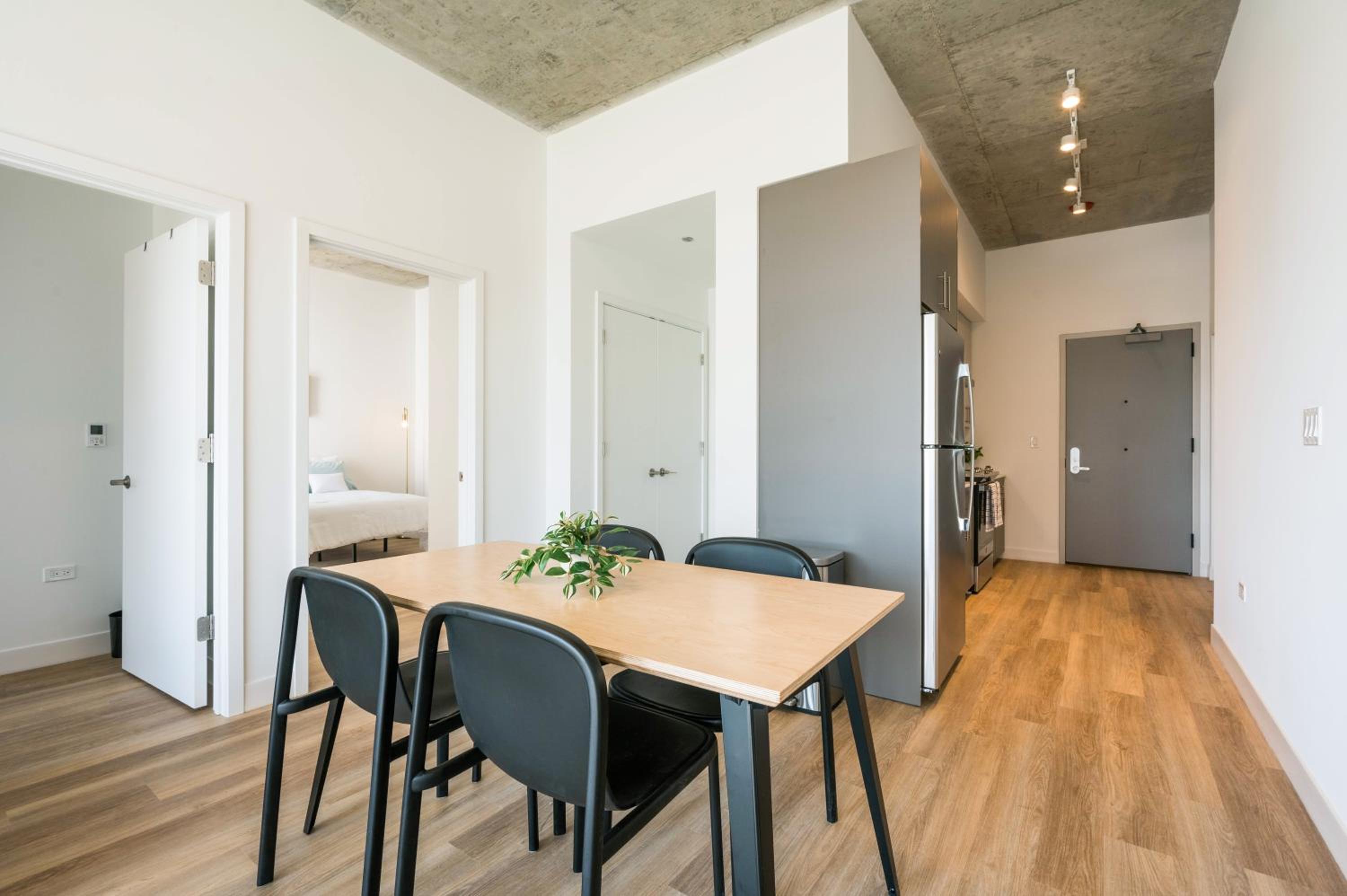 Post Chicago Getaway Ideal 4BR for Groups