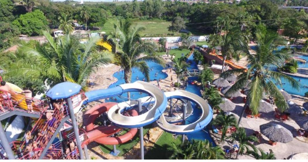 Quarto TOP perto do Centro e Praias AR TV Wifi Cozinha Lavadora