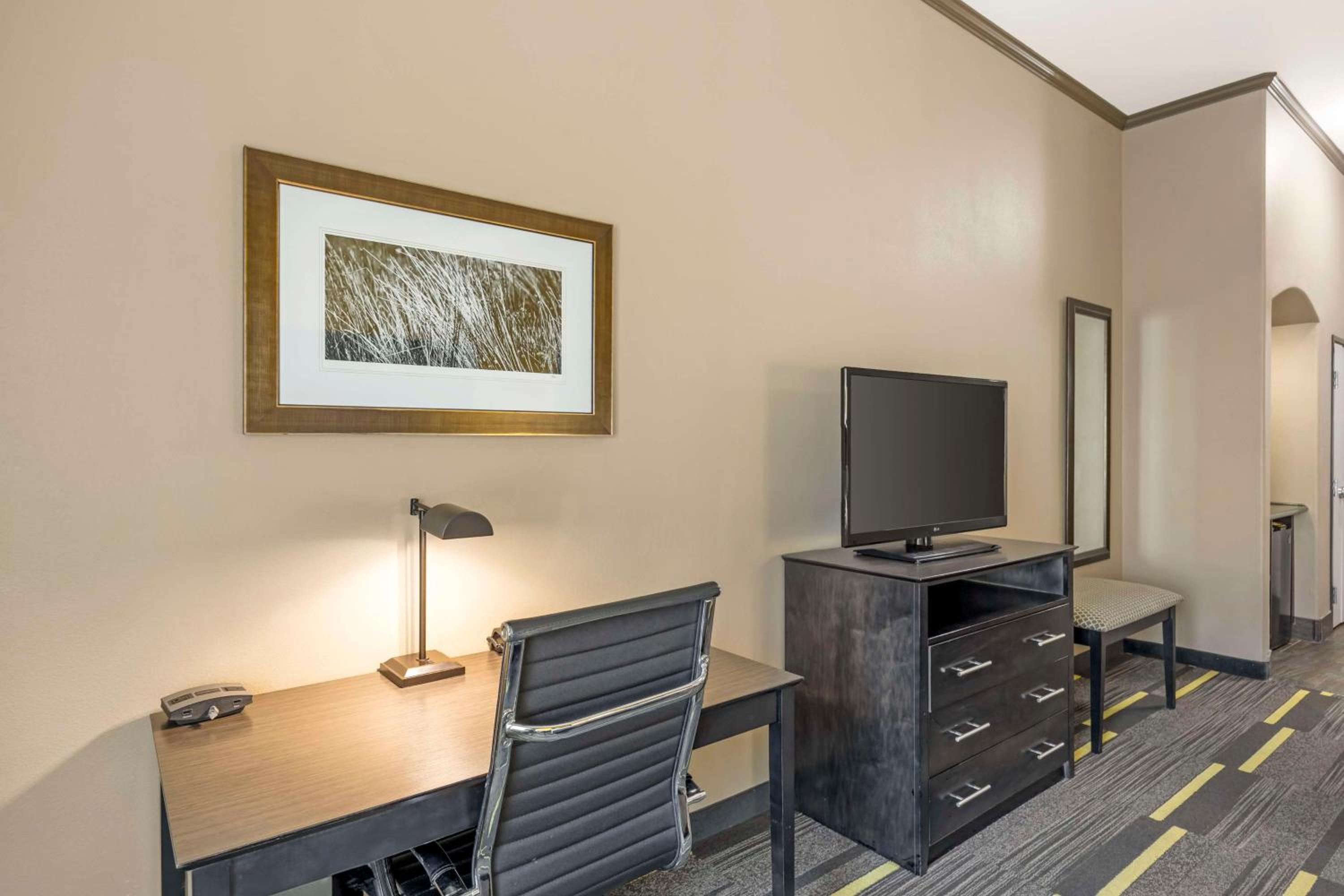 Garden City Vacations - Best Western Plus Emerald Inn  Suites - Property Image 3