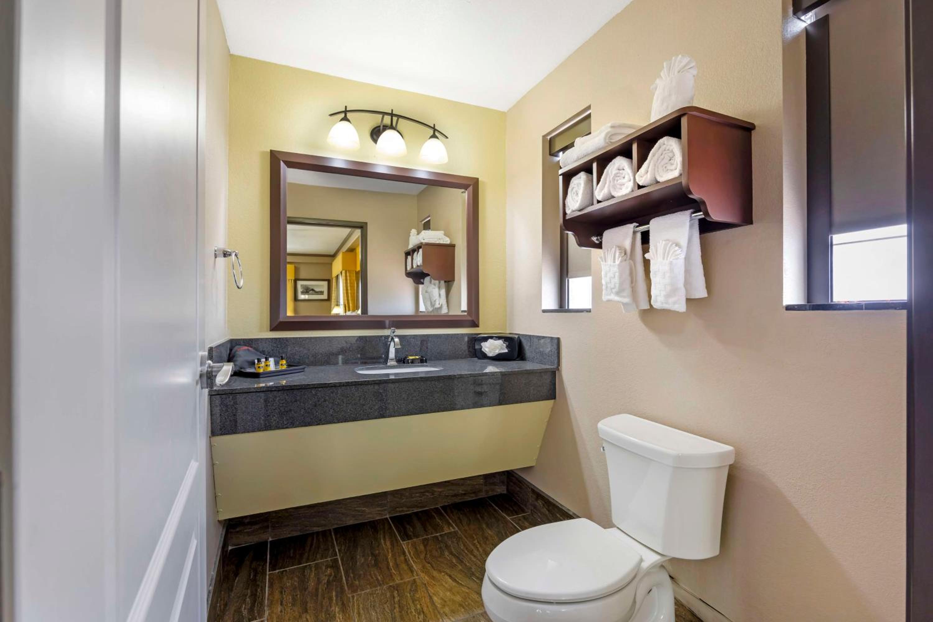 Garden City Vacations - Best Western Plus Emerald Inn  Suites - Property Image 5