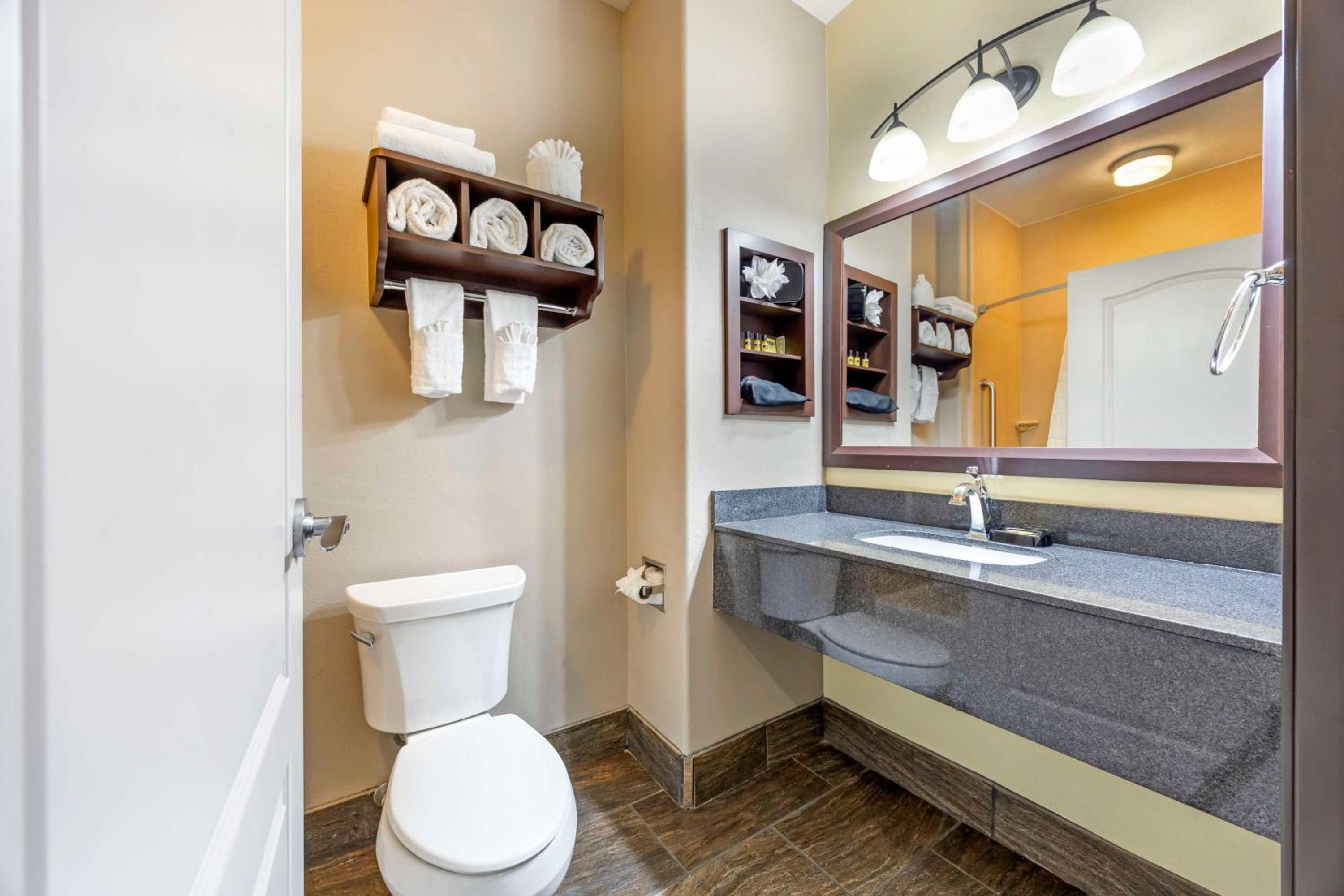 Garden City Vacations - Best Western Plus Emerald Inn  Suites - Property Image 6