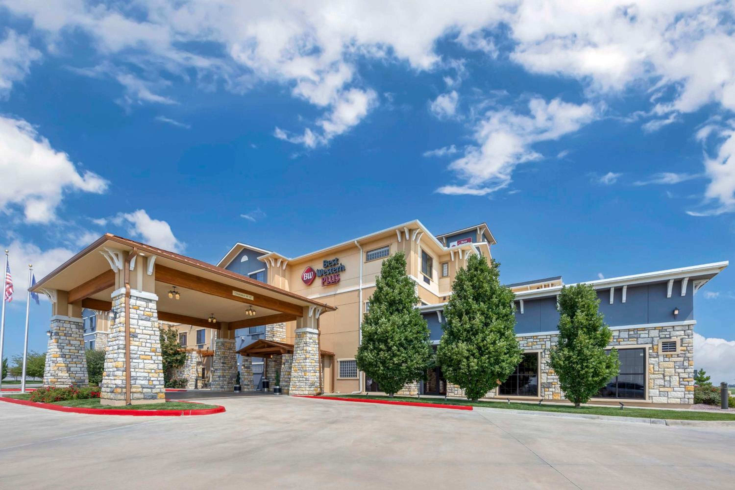 Garden City Vacations - Best Western Plus Emerald Inn  Suites - Property Image 7