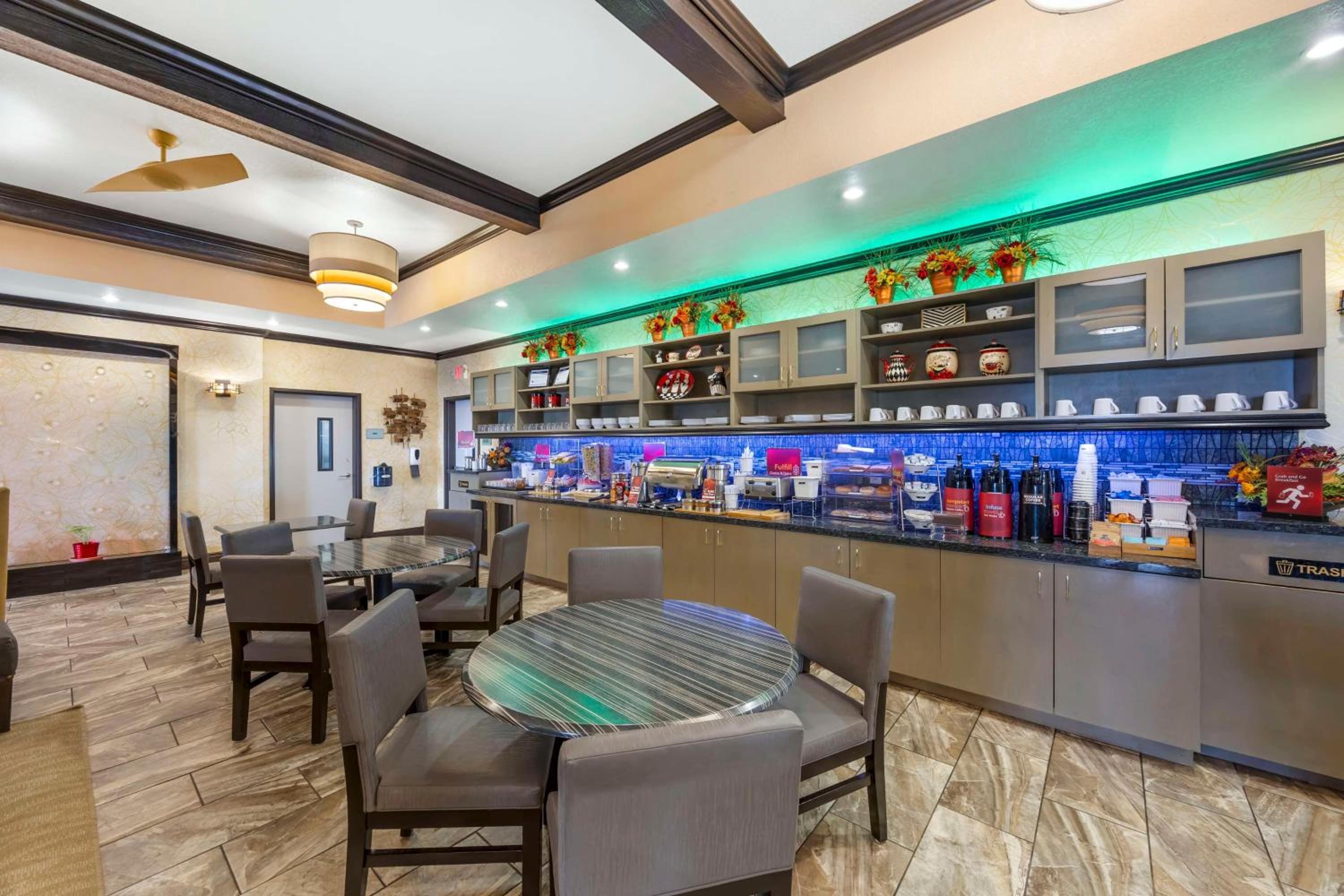 Garden City Vacations - Best Western Plus Emerald Inn  Suites - Property Image 8