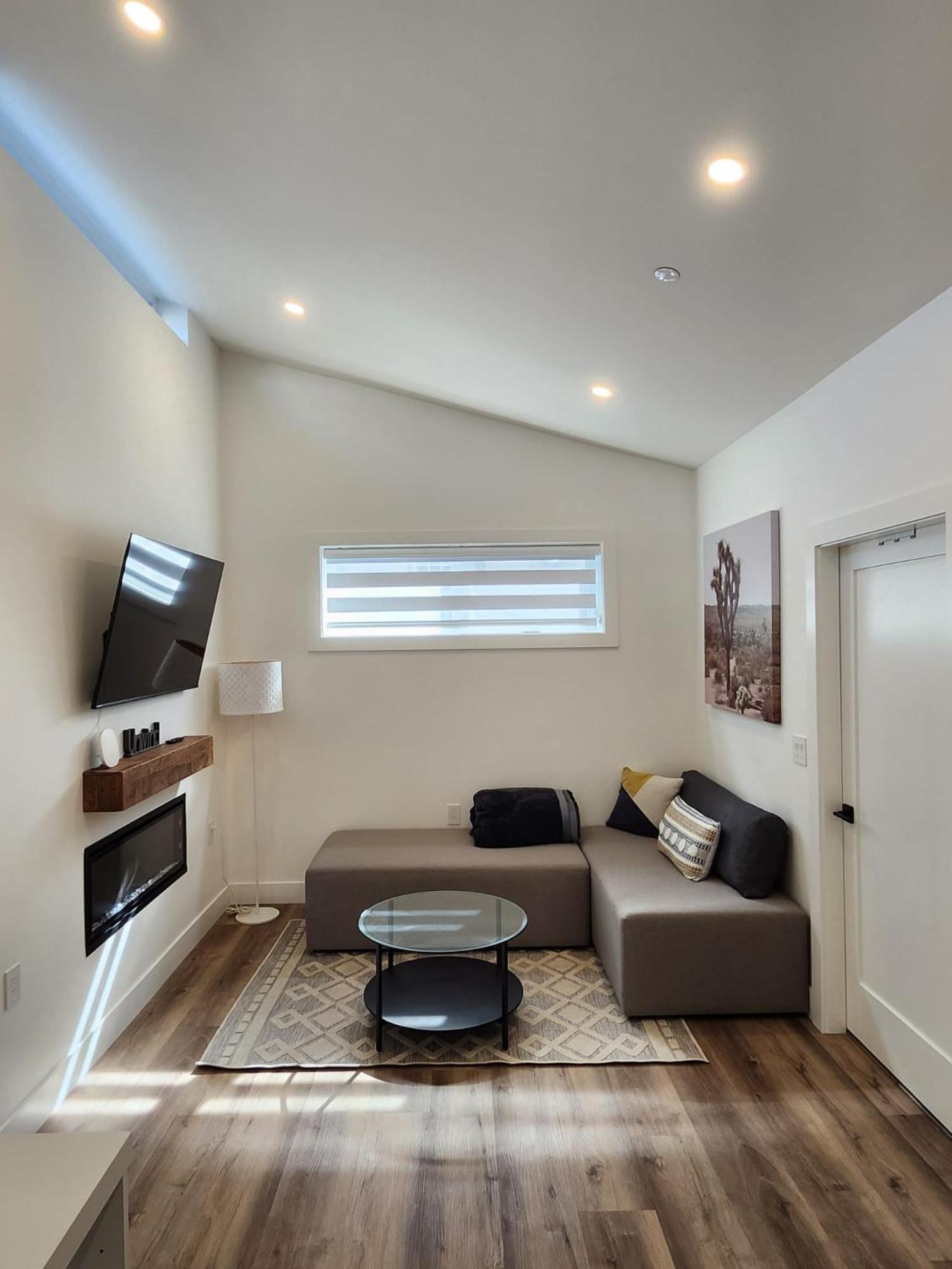 2BR Detached House - Free Parking -10 mins to YVR & Downtown