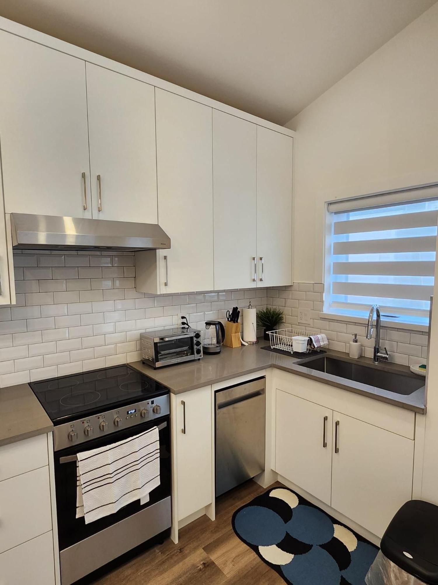 2BR Detached House - Free Parking -10 mins to YVR & Downtown