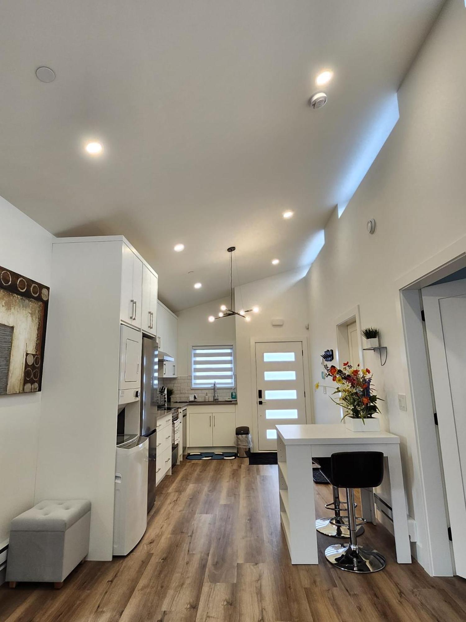2BR Detached House - Free Parking -10 mins to YVR & Downtown
