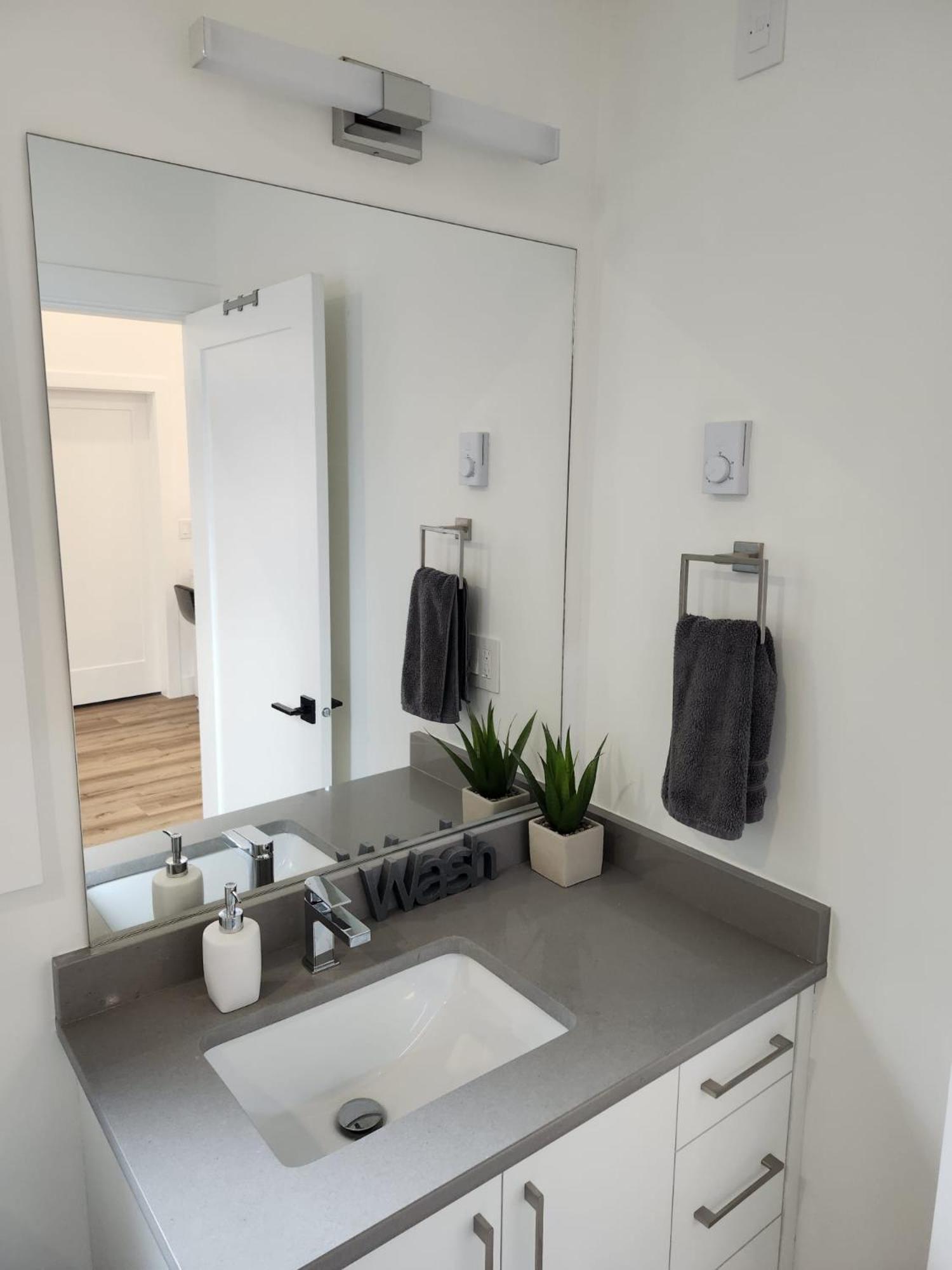 2BR Detached House - Free Parking -10 mins to YVR & Downtown