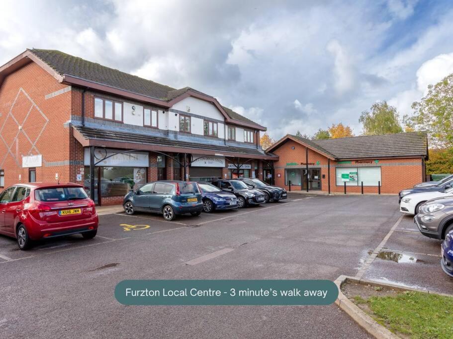 Stylish Detached House - Close to City Centre - Sleeps up to 7 - Driveway Parking, Self Check-In, Study Room, Fast WiFi and Sky TV by Yoko Property view 4