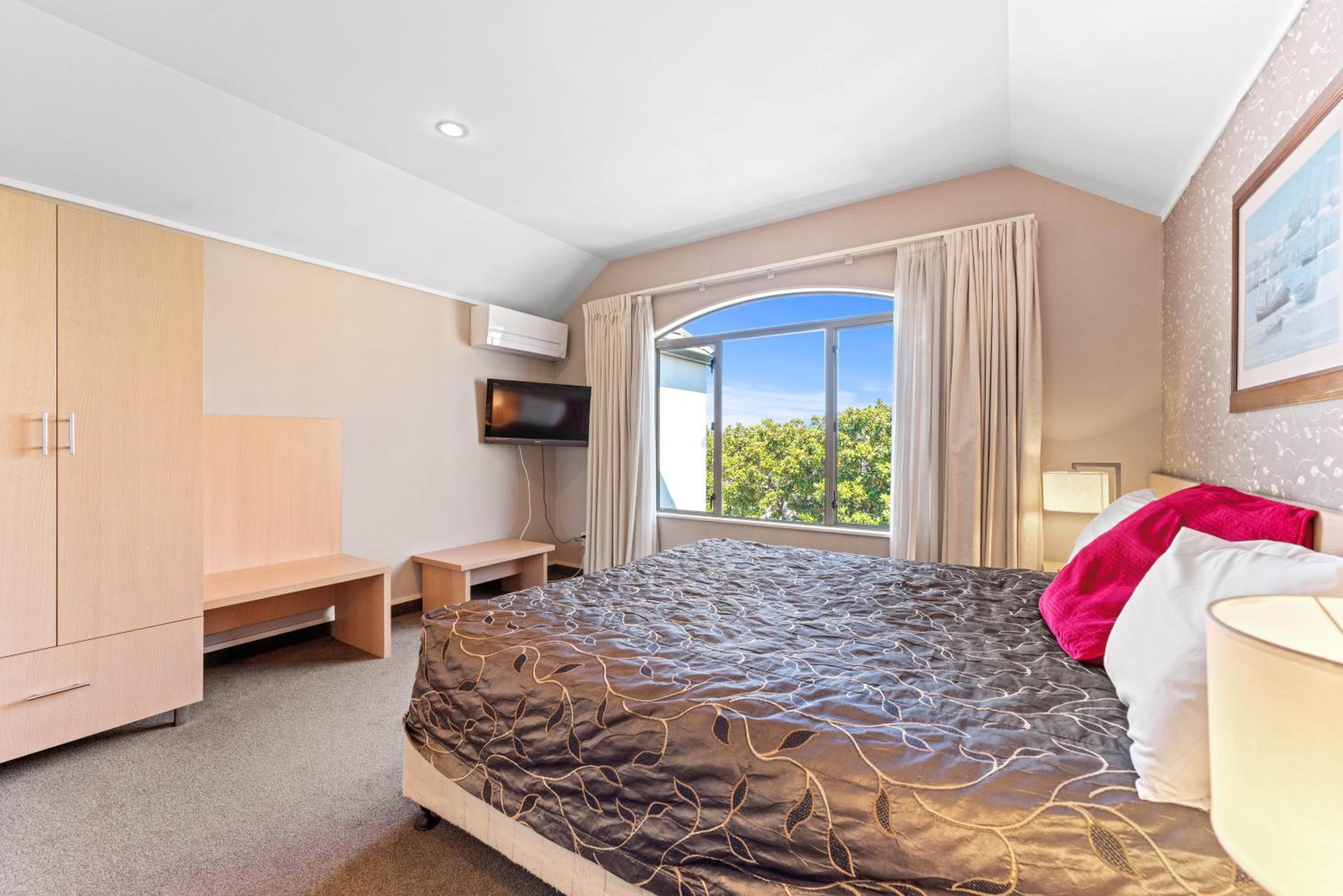 Terrific Escape - Lake Taupo Holiday Home view 3