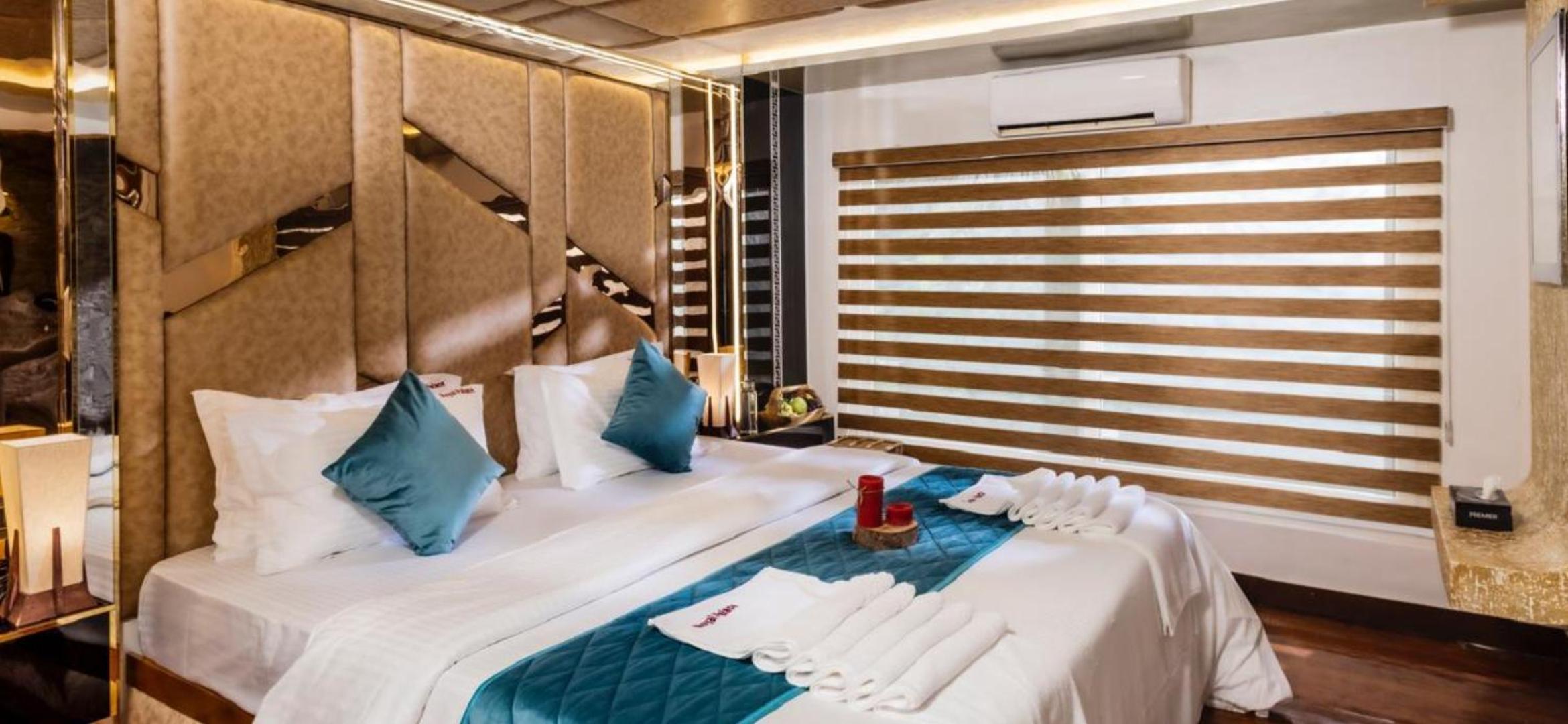 Royal Houseboats