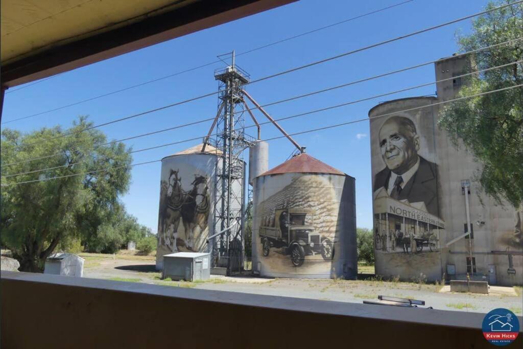 Your Own Pub near Yarrawonga - Sleeps 26