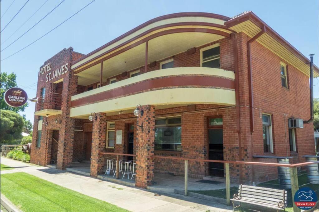 Your Own Pub near Yarrawonga - Sleeps 26