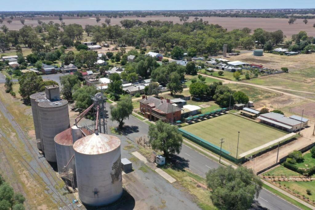 Your Own Pub near Yarrawonga - Sleeps 26