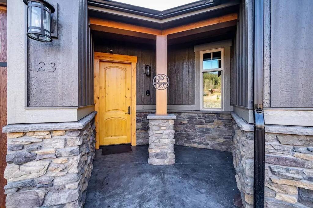 Mountain View Chalet Getaway 5 Min to Town view 3