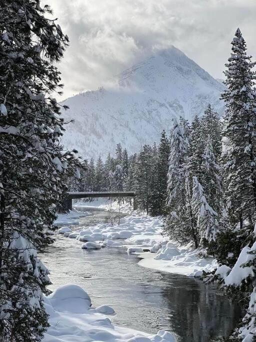 Mountain View Chalet Getaway 5 Min to Town view 5