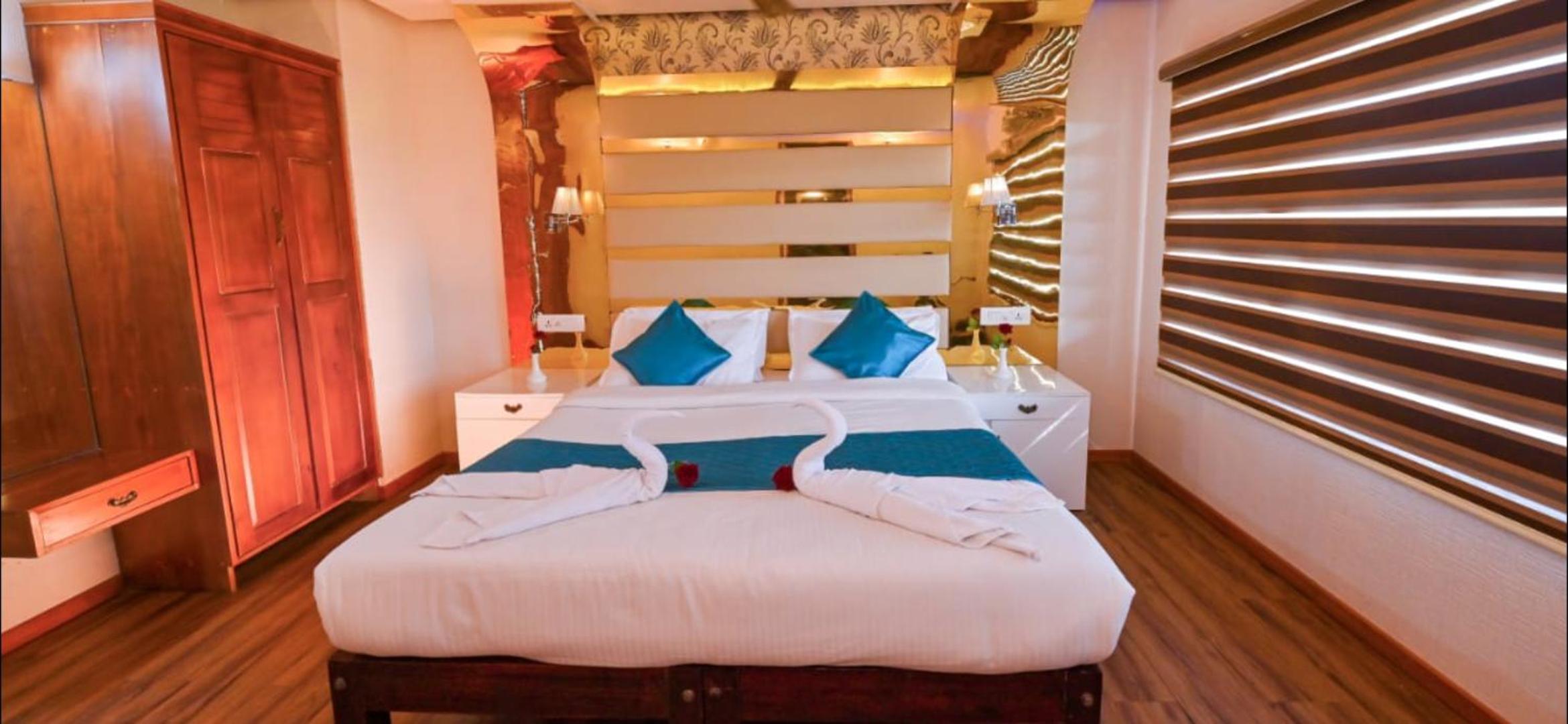 Premium Houseboat