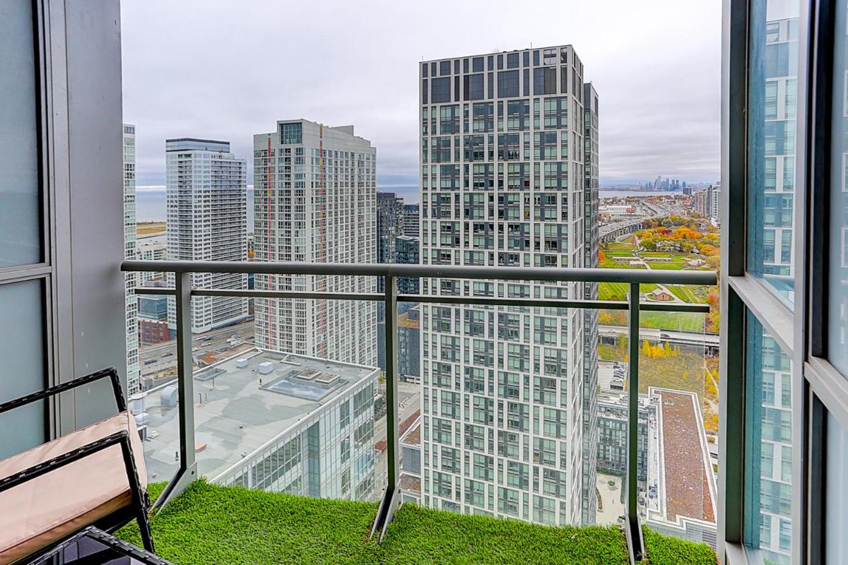 Large 2 bedrooms besides CN tower