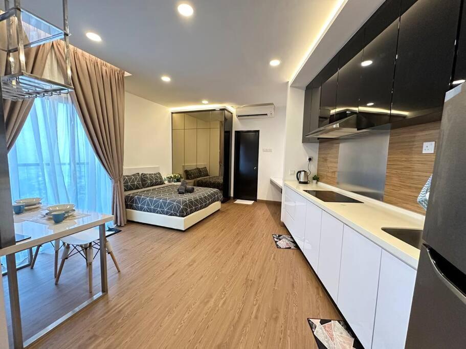 Symphony Tower - Studio, High Floor, Self Check in, Free Parking, Free Netflix, 200mbps WIFI WIFI photo 1