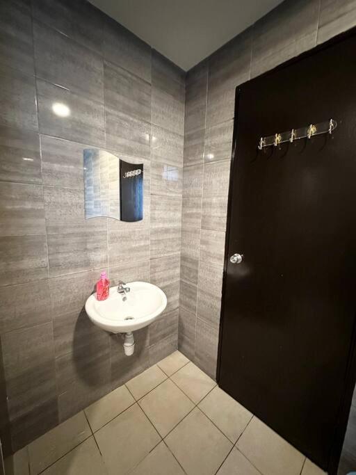 Symphony Tower - Studio, High Floor, Self Check in, Free Parking, Free Netflix, 200mbps WIFI WIFI