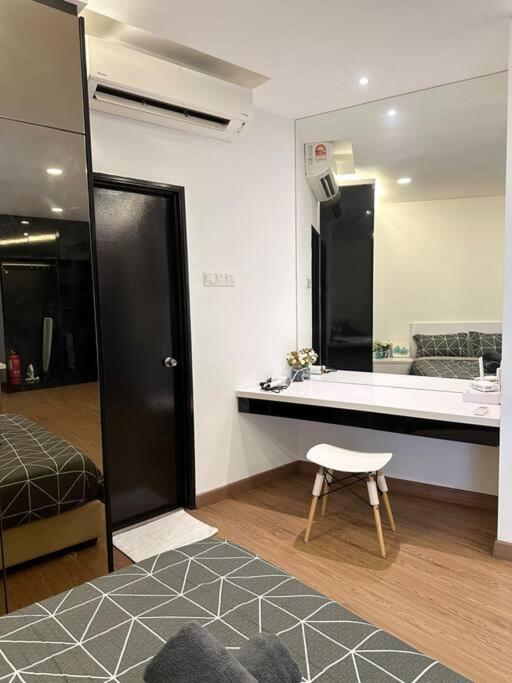 Symphony Tower - Studio, High Floor, Self Check in, Free Parking, Free Netflix, 200mbps WIFI WIFI photo 3