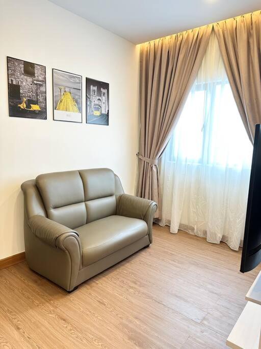 Symphony Tower - Studio, High Floor, Self Check in, Free Parking, Free Netflix, 200mbps WIFI WIFI photo 7