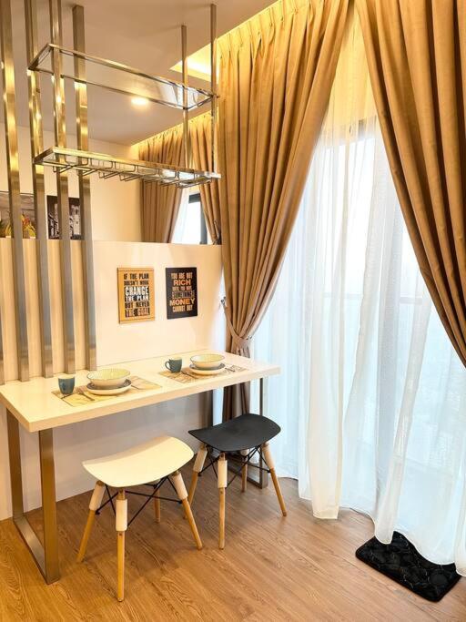 Symphony Tower - Studio, High Floor, Self Check in, Free Parking, Free Netflix, 200mbps WIFI WIFI photo 6