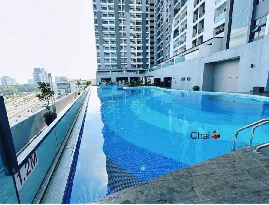 Symphony Tower - Studio, High Floor, Self Check in, Free Parking, Free Netflix, 200mbps WIFI WIFI