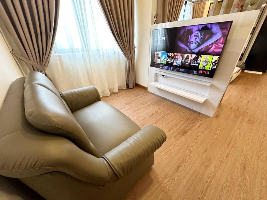 Symphony Tower - Studio, High Floor, Self Check in, Free Parking, Free Netflix, 200mbps WIFI WIFI photo 8