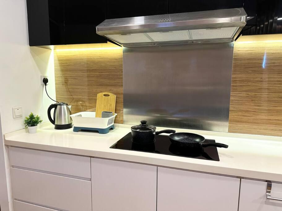 Symphony Tower - Studio, High Floor, Self Check in, Free Parking, Free Netflix, 200mbps WIFI WIFI photo 5