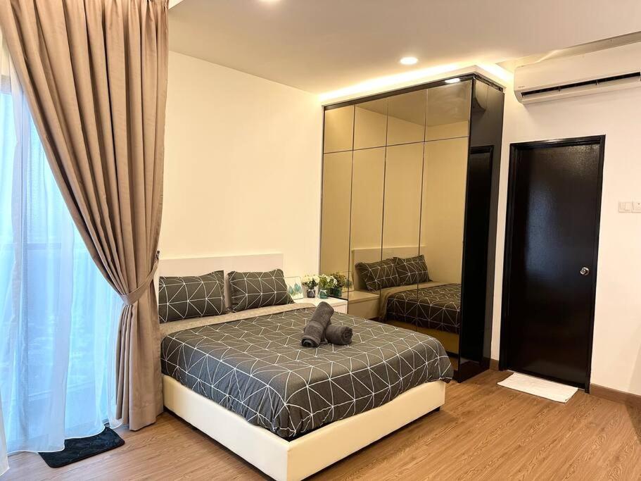 Symphony Tower - Studio, High Floor, Self Check in, Free Parking, Free Netflix, 200mbps WIFI WIFI photo 2