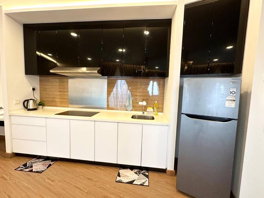 Symphony Tower - Studio, High Floor, Self Check in, Free Parking, Free Netflix, 200mbps WIFI WIFI photo 4