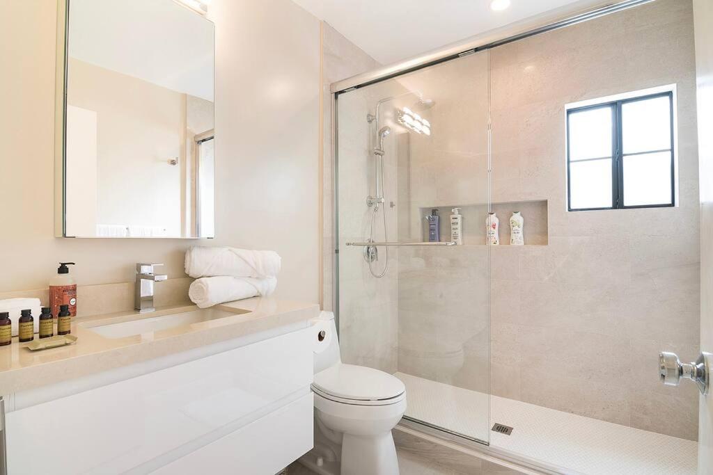 6BR Villa with Large Backyard Beverly Hills Adj