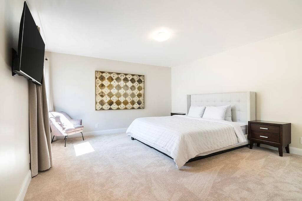 6BR Villa with Large Backyard Beverly Hills Adj
