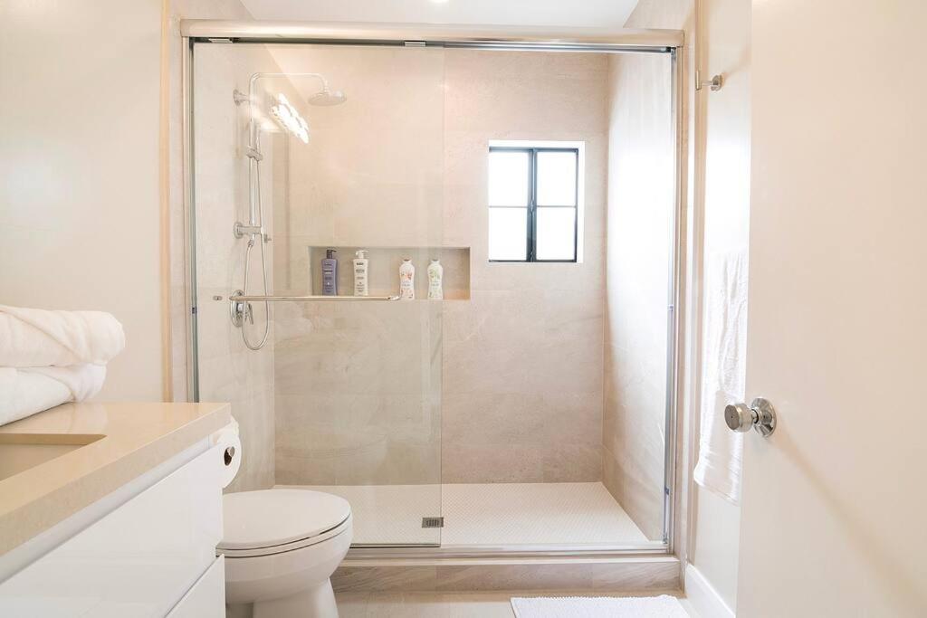 6BR Villa with Large Backyard Beverly Hills Adj