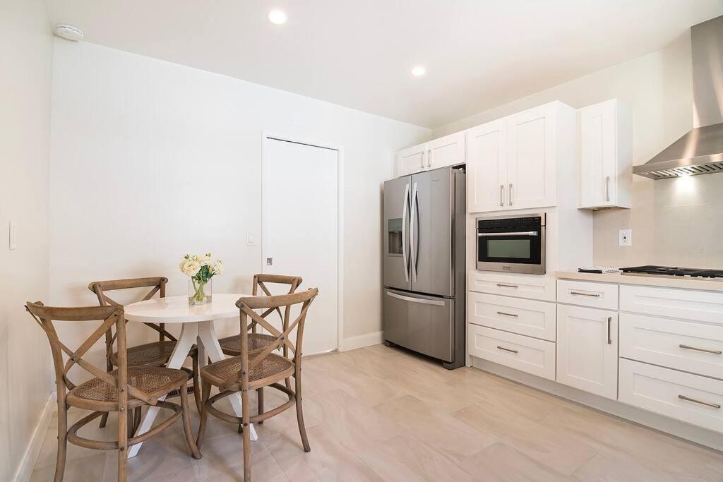 6BR Villa with Large Backyard Beverly Hills Adj