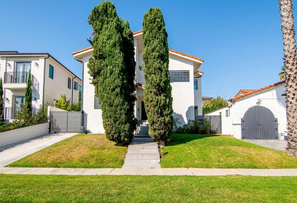 6BR Villa with Large Backyard Beverly Hills Adj