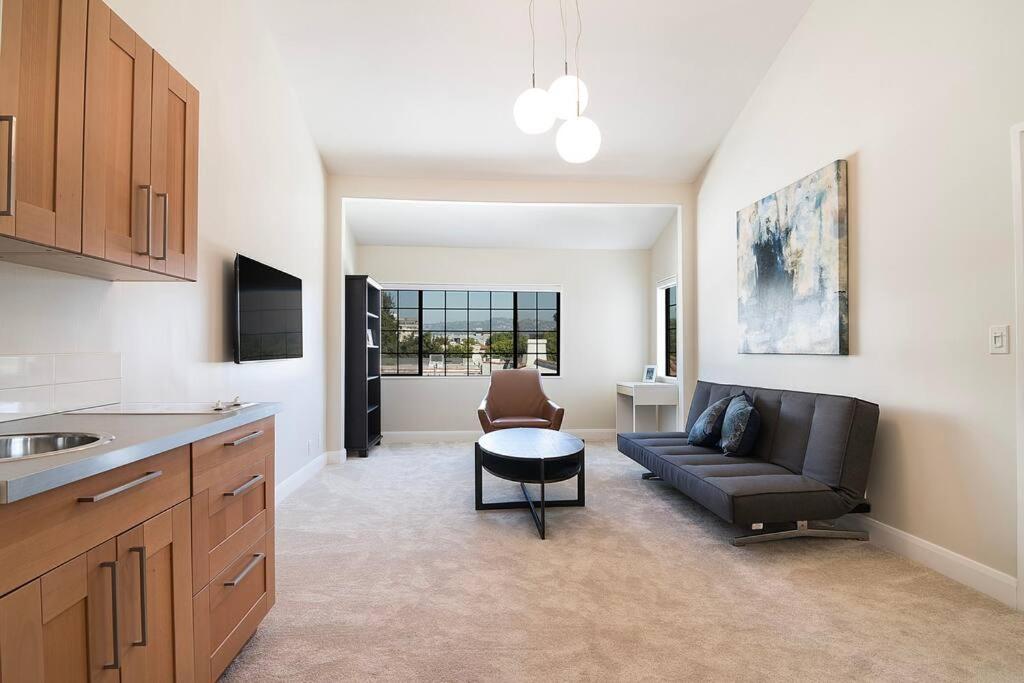 6BR Villa with Large Backyard Beverly Hills Adj