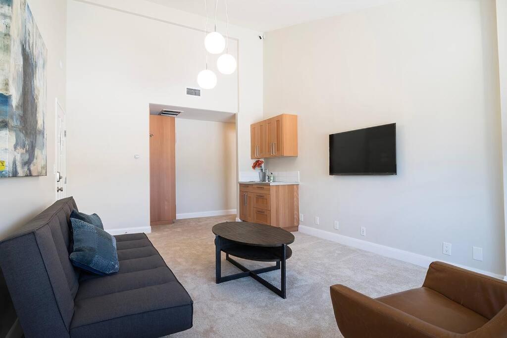 6BR Villa with Large Backyard Beverly Hills Adj