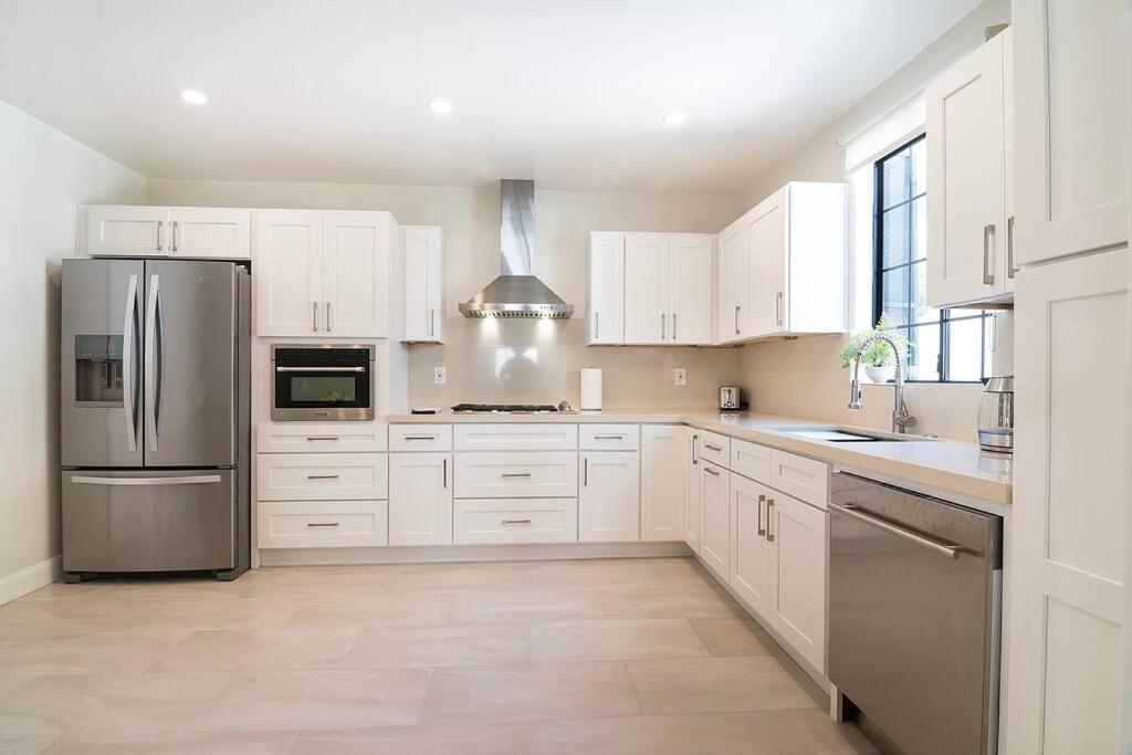 6BR Villa with Large Backyard Beverly Hills Adj