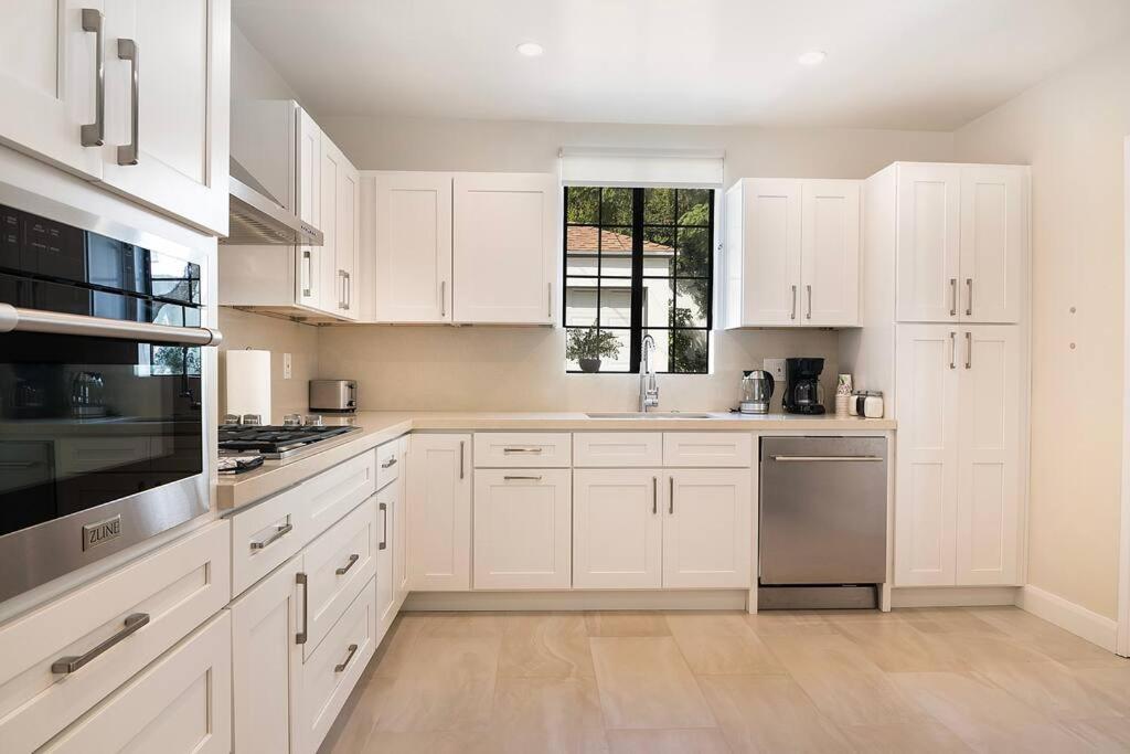 6BR Villa with Large Backyard Beverly Hills Adj